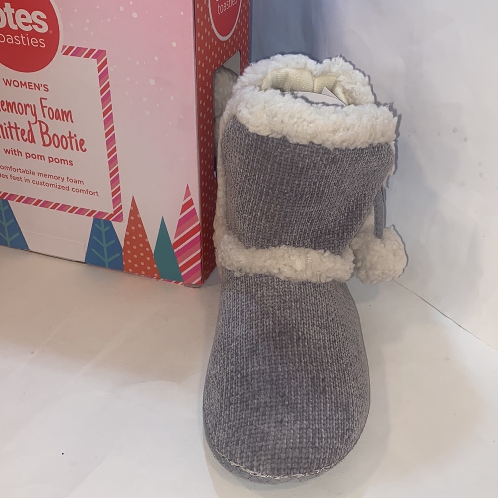 Totes Toasties Women’s Memory Foam, Knitted Bootie pom-poms Gray large 8/9 - Picture 8 of 8